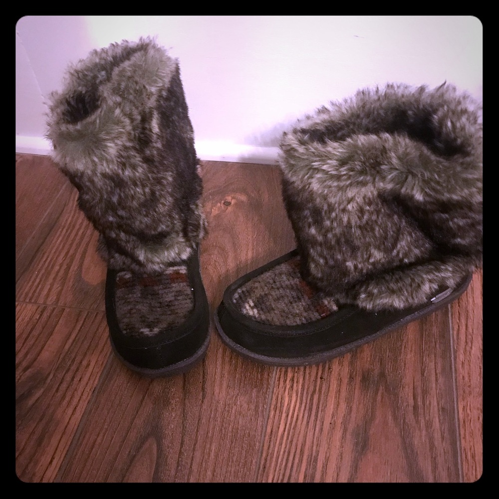 Like new wool rich fur boot with tribal pattern